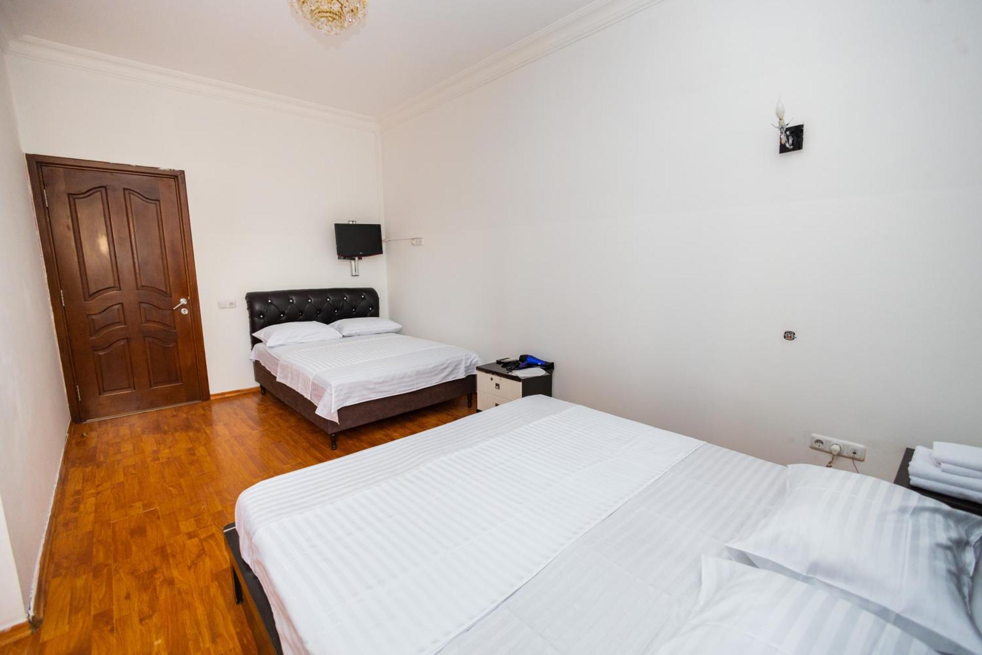Yan Hotel Yerevan Bagian luar foto
