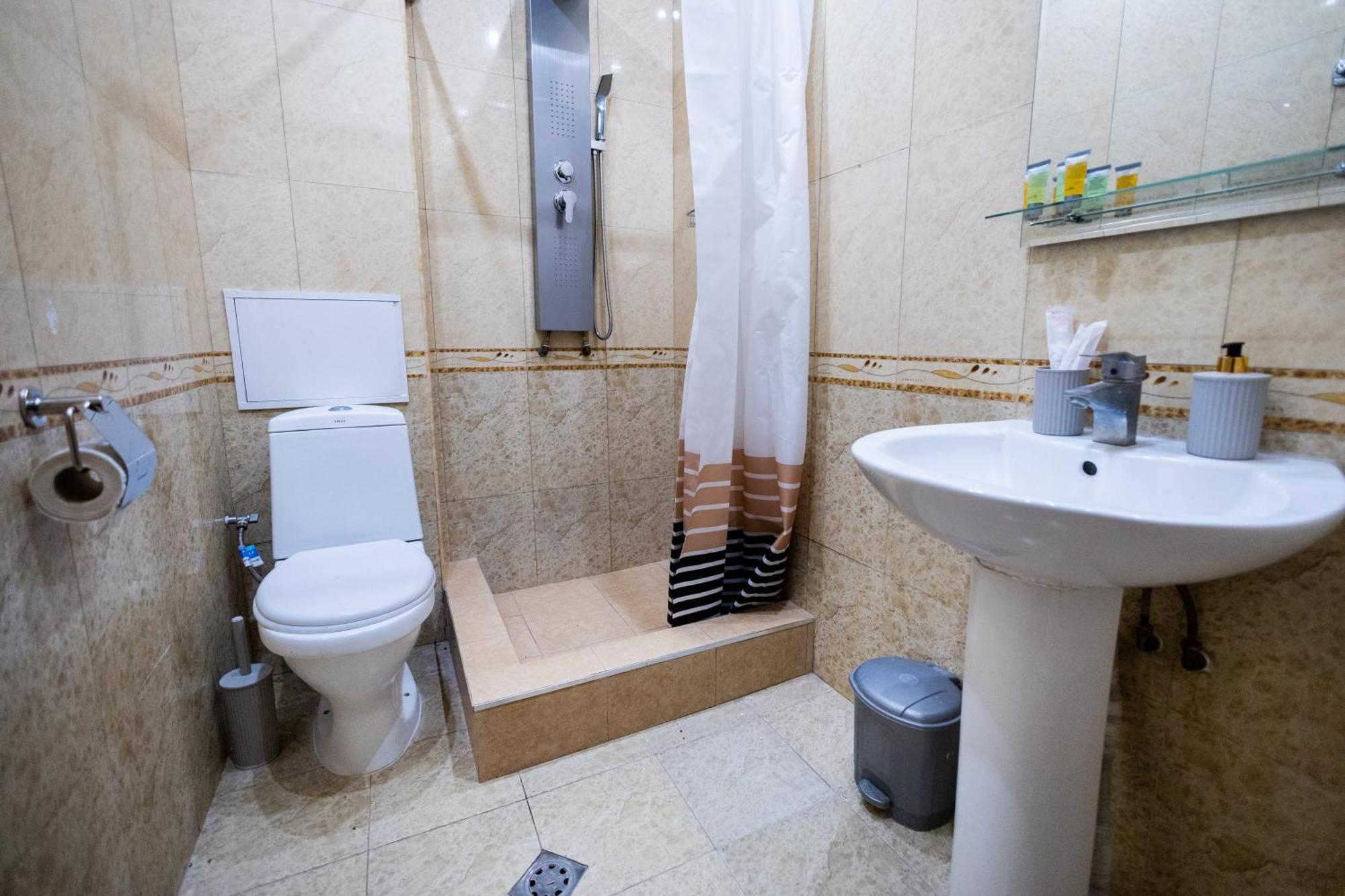 Yan Hotel Yerevan Bagian luar foto