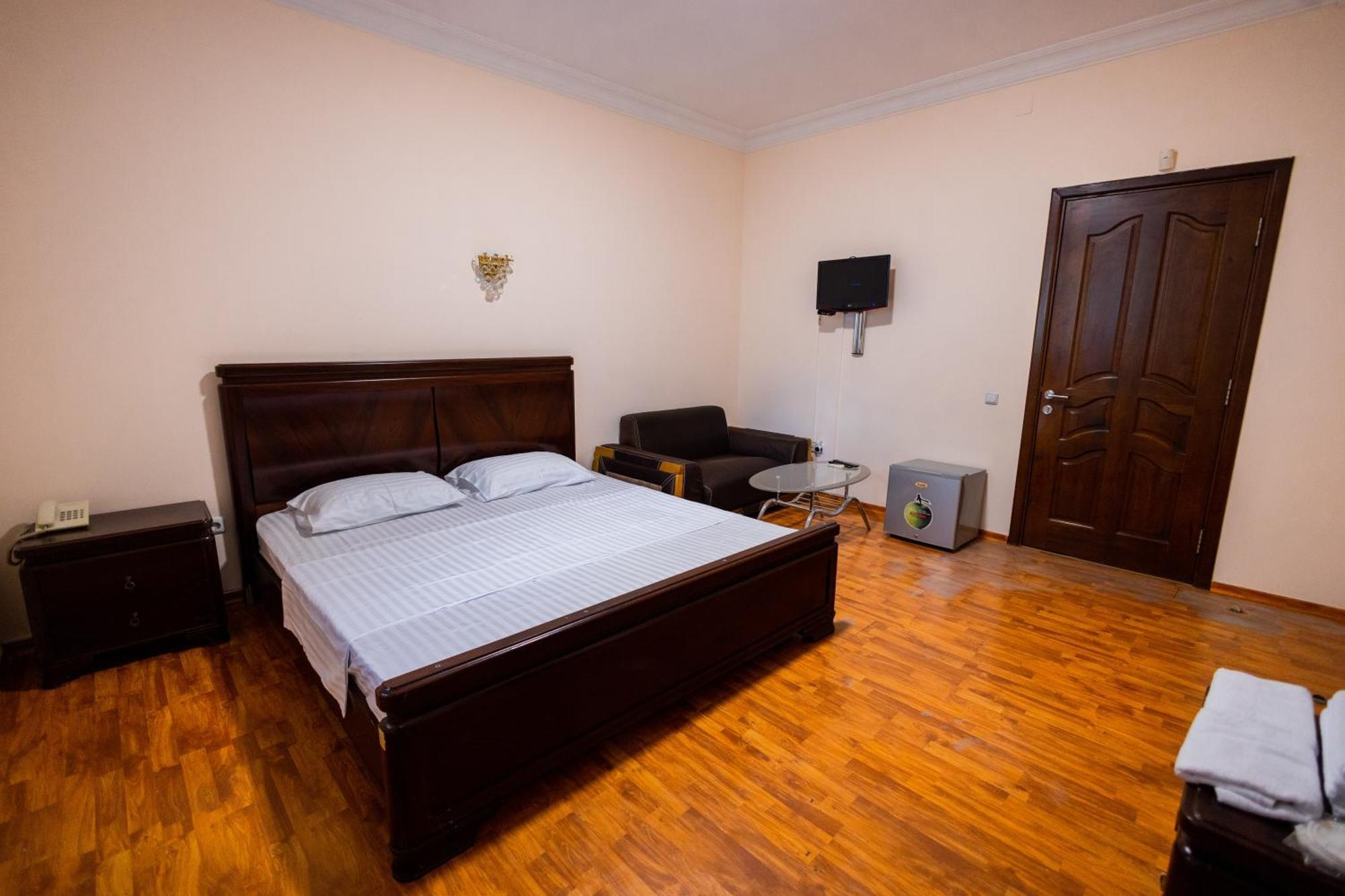Yan Hotel Yerevan Bagian luar foto