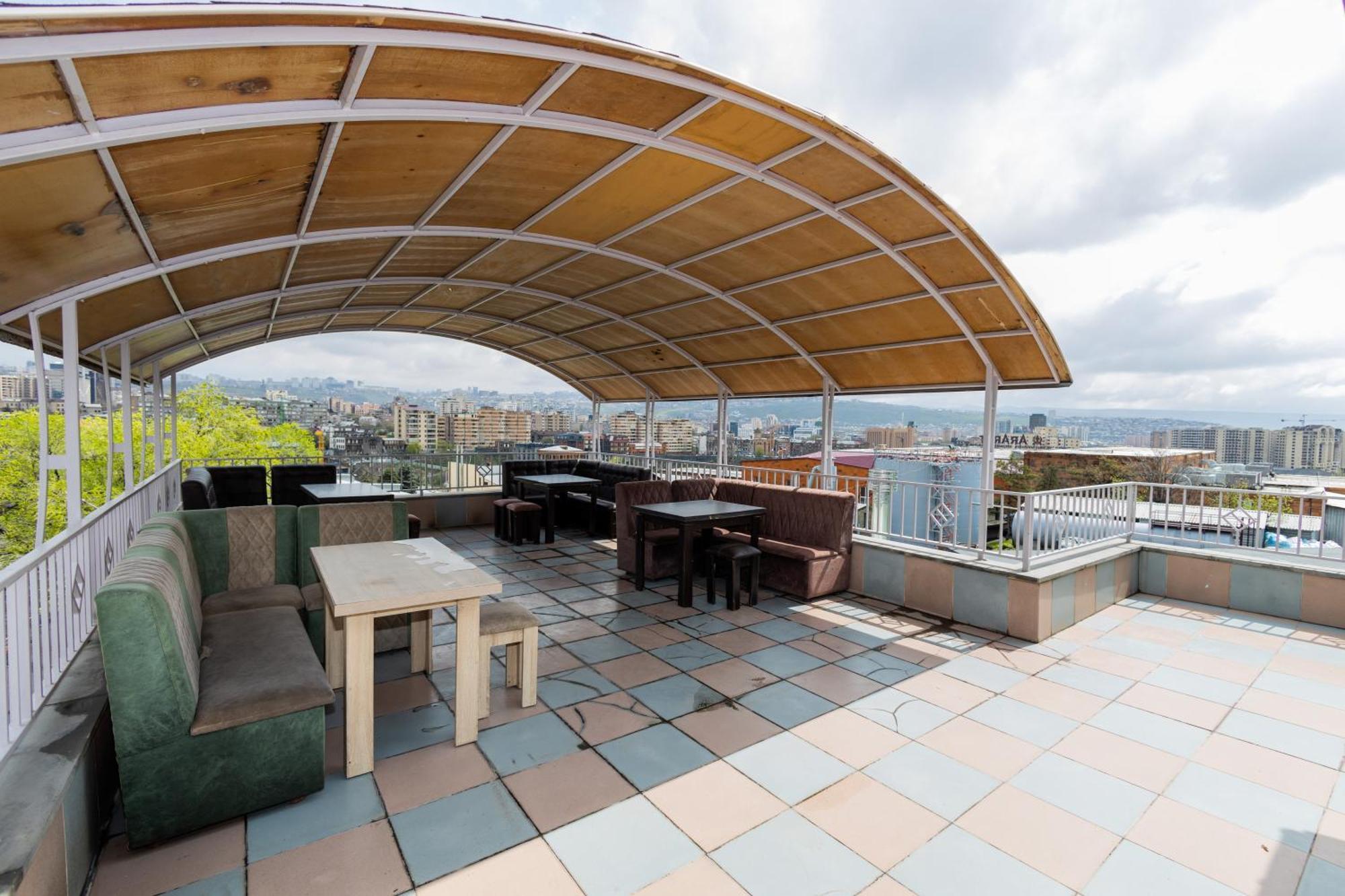 Yan Hotel Yerevan Bagian luar foto