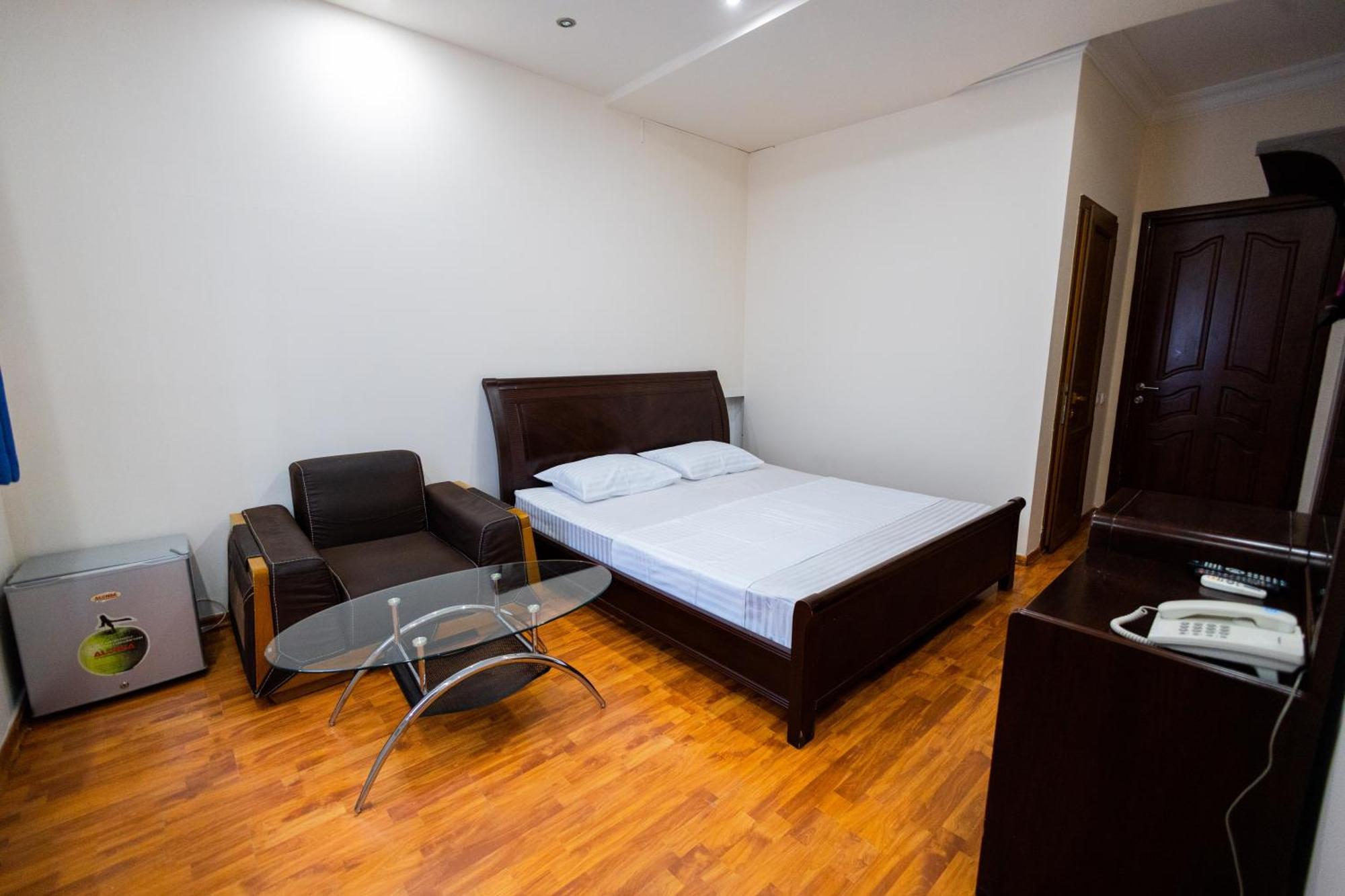 Yan Hotel Yerevan Bagian luar foto