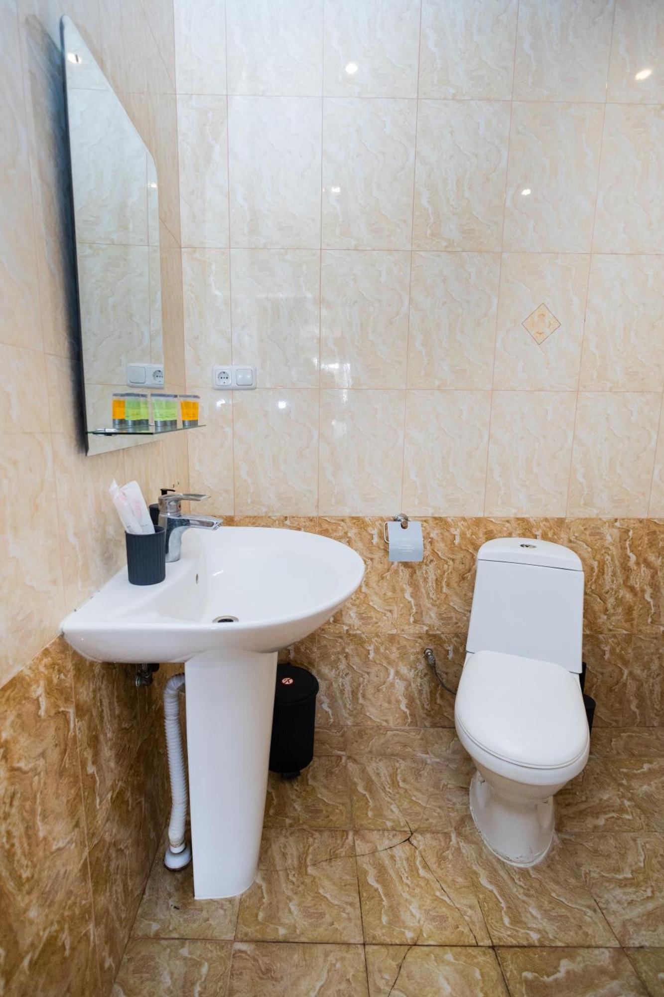 Yan Hotel Yerevan Bagian luar foto