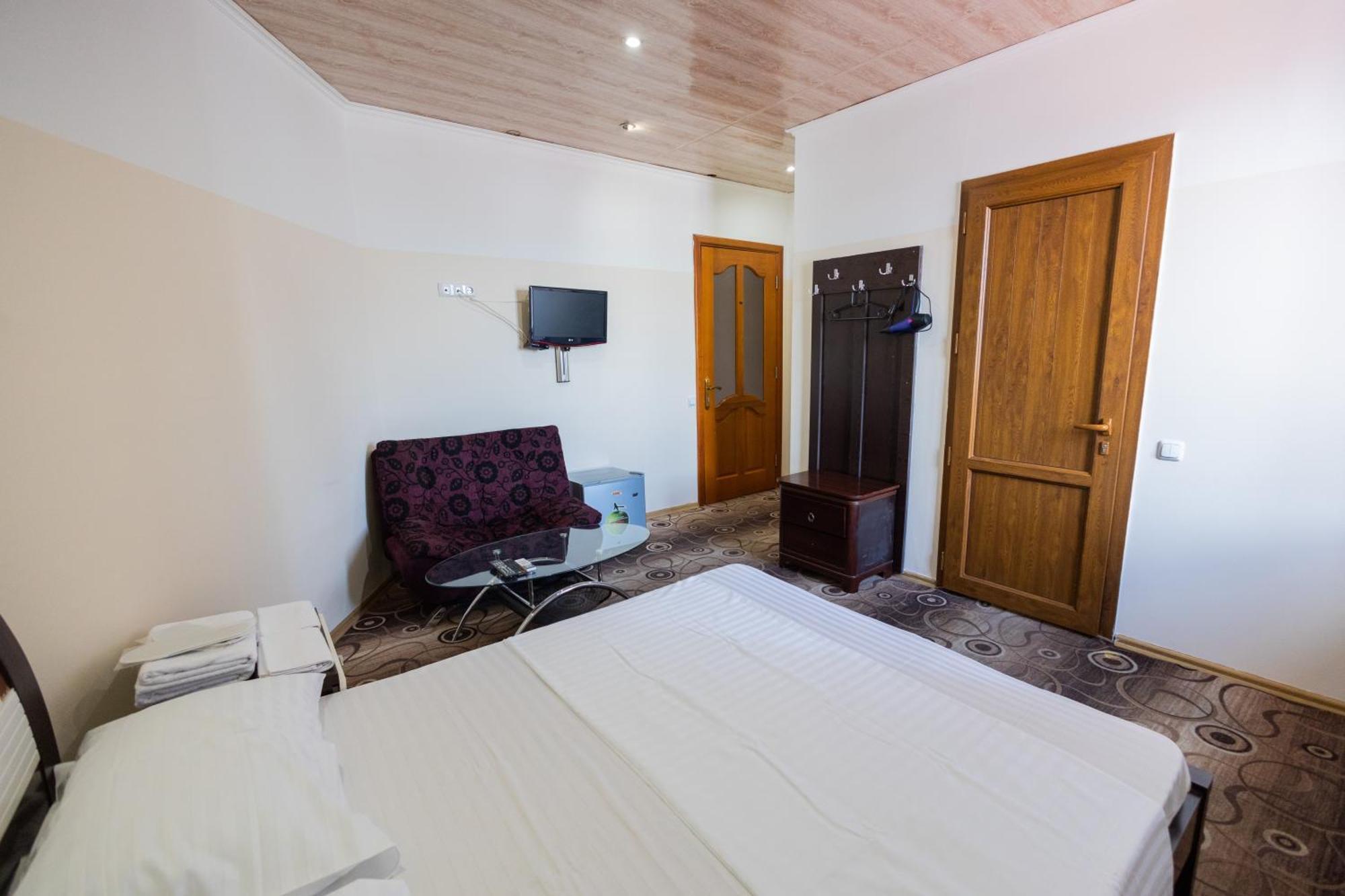 Yan Hotel Yerevan Bagian luar foto