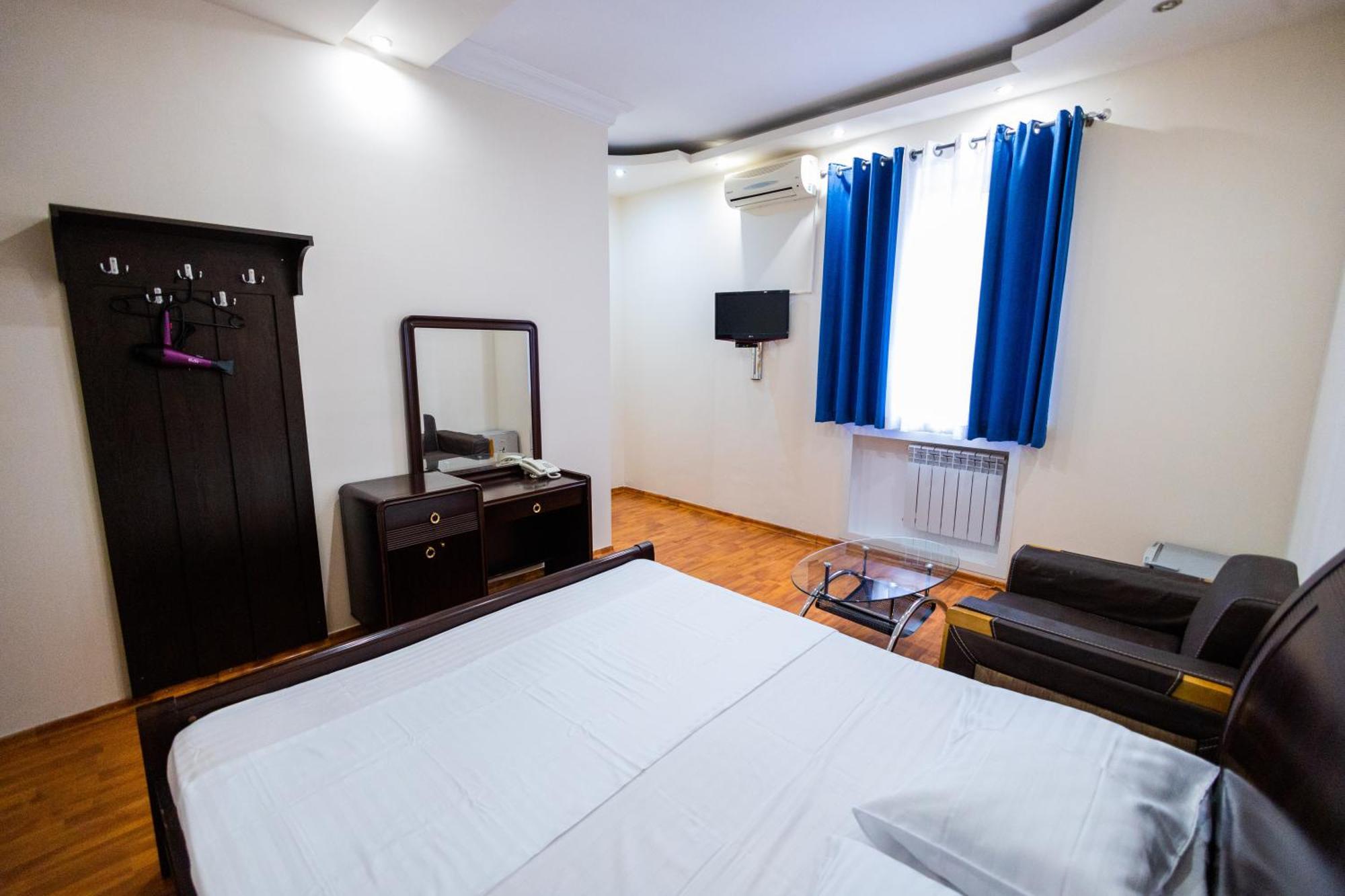 Yan Hotel Yerevan Bagian luar foto