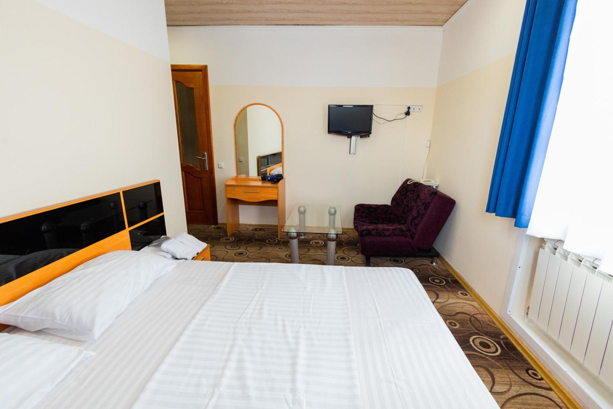 Yan Hotel Yerevan Bagian luar foto