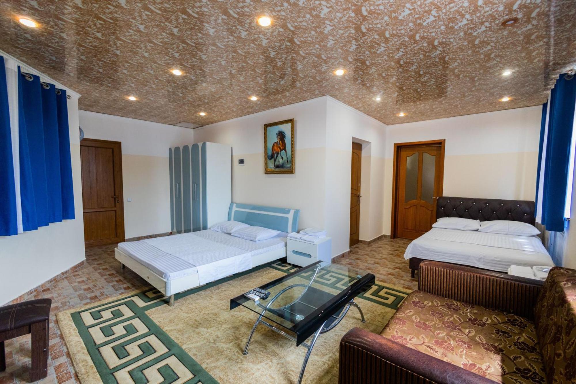 Yan Hotel Yerevan Bagian luar foto
