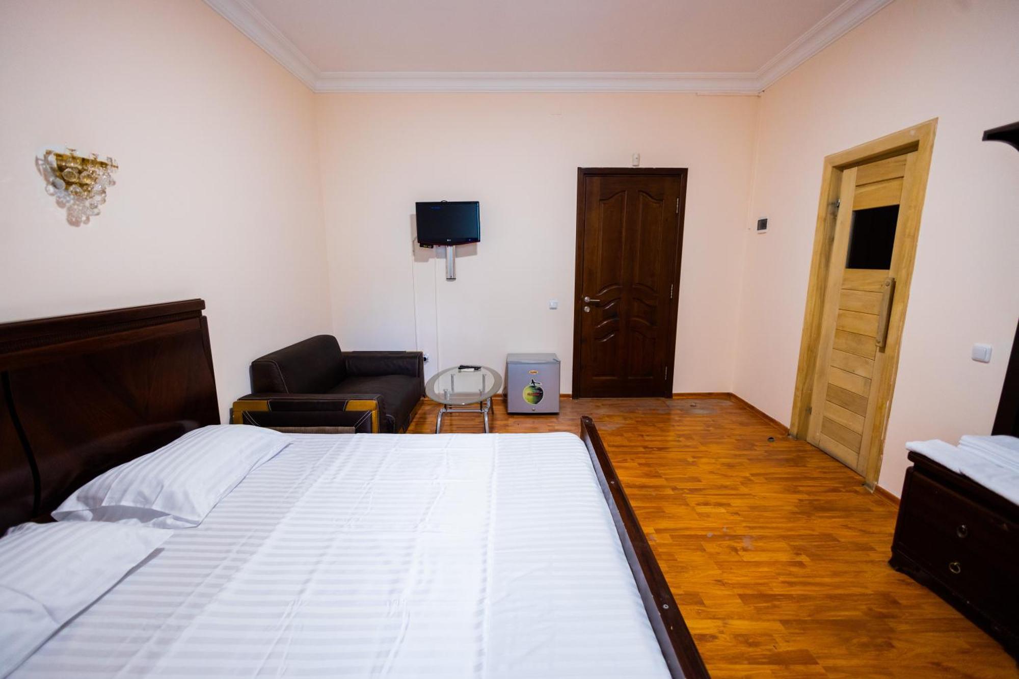 Yan Hotel Yerevan Bagian luar foto