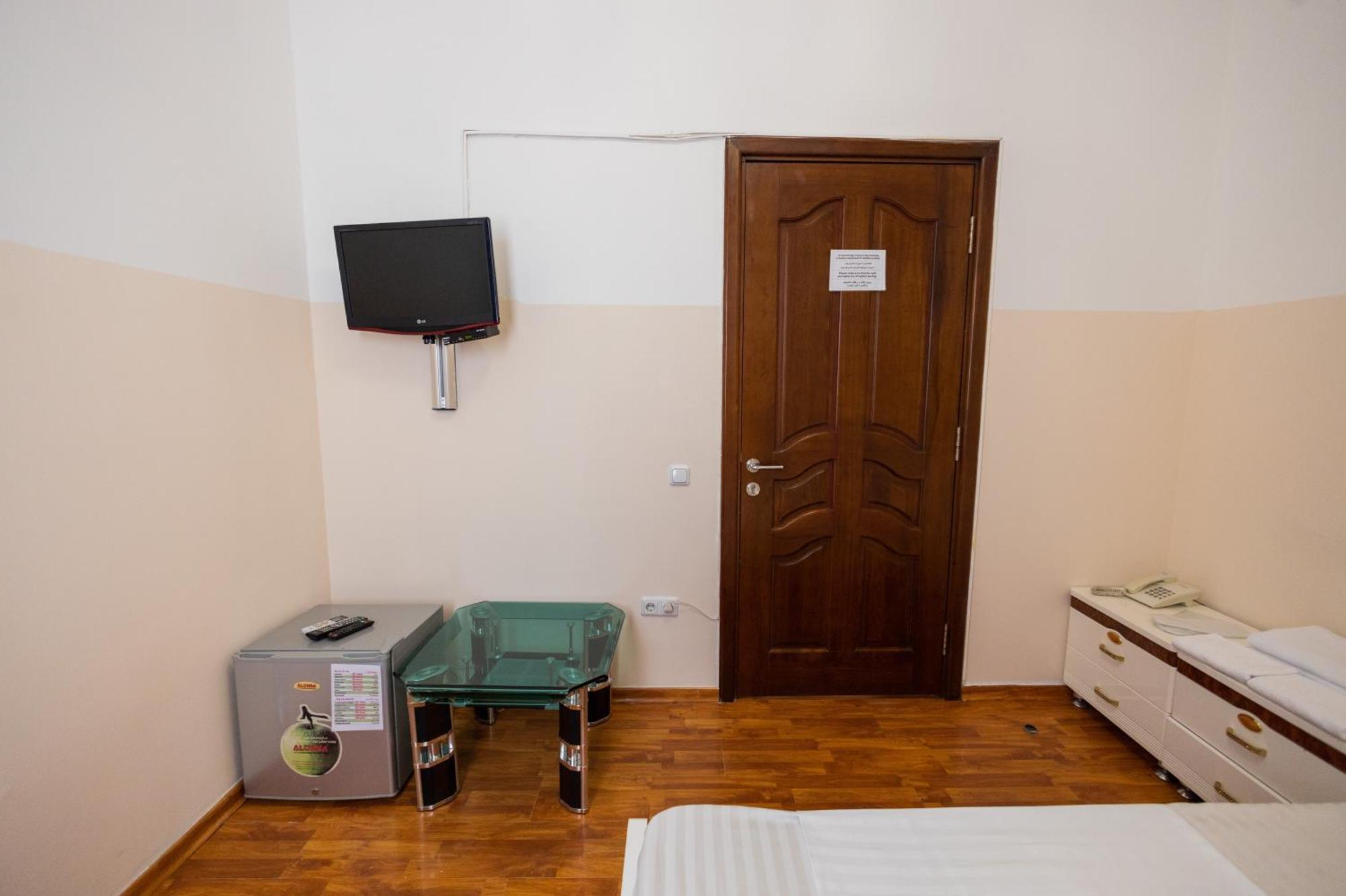 Yan Hotel Yerevan Bagian luar foto