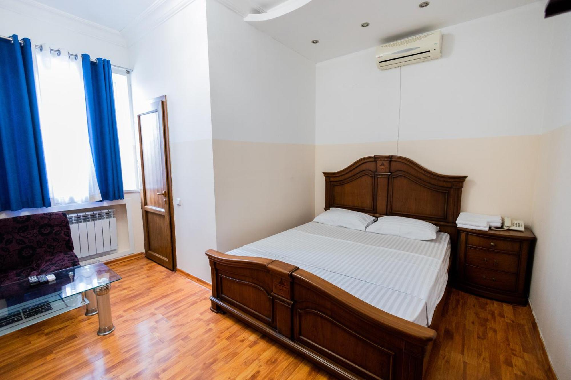 Yan Hotel Yerevan Bagian luar foto