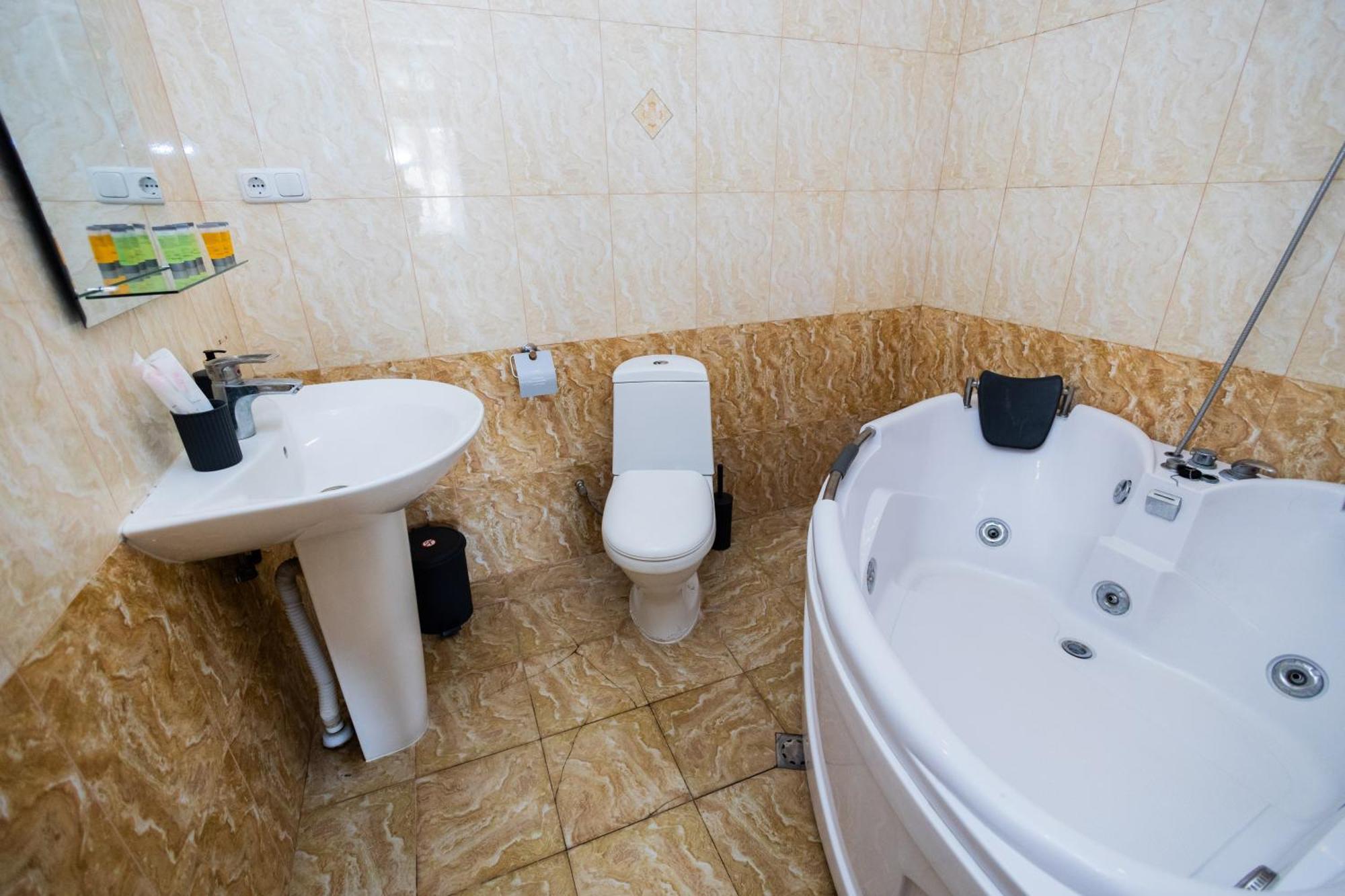 Yan Hotel Yerevan Bagian luar foto