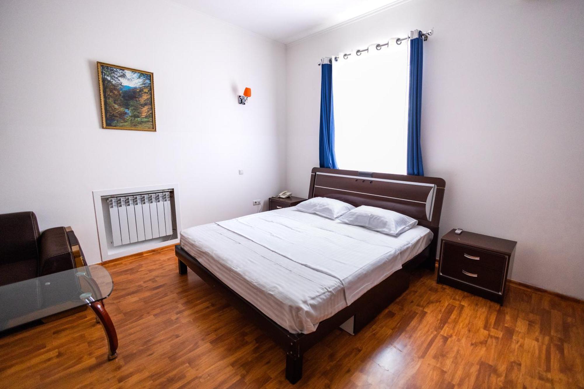 Yan Hotel Yerevan Bagian luar foto