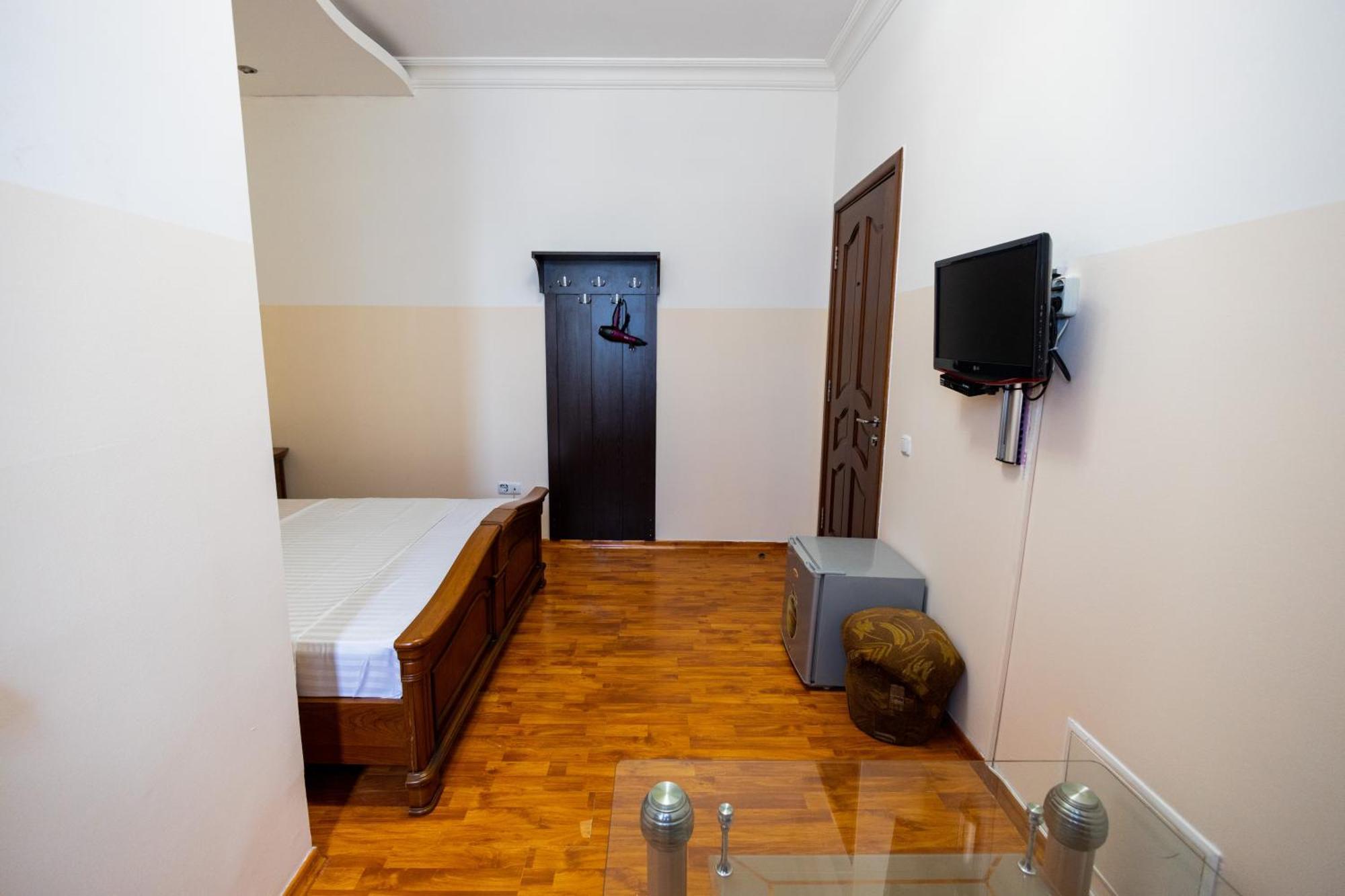Yan Hotel Yerevan Bagian luar foto