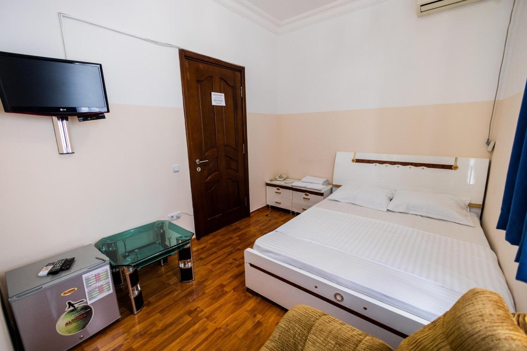 Yan Hotel Yerevan Bagian luar foto